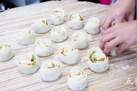 农村姑娘做的玫瑰花蒸饺，活灵活现，看的都舍不得下口吃了视频封面