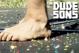 作死熊孩子，光脚挑战大头钉，这酸爽也是醉了！视频封面