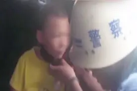男孩将安全带缠在脖子上无力挣脱脸憋通红，民警对其父母提出警告视频封面