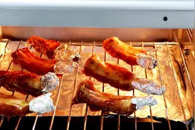 不用炸不用炒，教你用烤箱烤排骨，这么腌排骨烤出来特入味视频封面