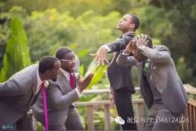 伴郎不甘被当成婚礼照背景，为抢镜头使出最牛招数！图片
