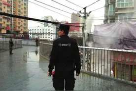 电线杆顶部起火消防员搭人梯扑灭图片