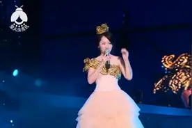 杨钰莹成都与万人合唱经典情歌，缺少毛宁的《心雨》让人落泪！视频封面