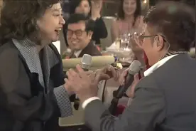 年过六十的谭咏麟和徐小凤笑唱《忘不了你》，唱功依然，现场温馨图片