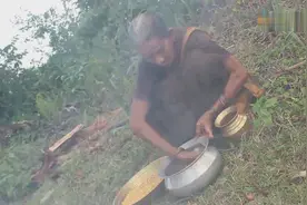 印度老奶奶野炊，把玉米粒煮熟碾碎做油炸丸子，好独特的吃法视频封面