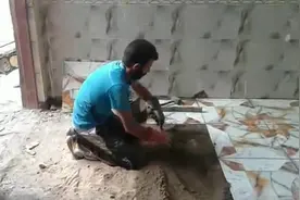 印度工地的高级瓦工，瓷砖粘的很不错视频封面