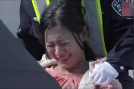 产妇在去医院的路上堵车，直接在路上生了，场面看得又急又慌视频封面