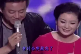 央视名嘴 著名主持人朱军携妻子谭梅深情演唱，好恩爱啊