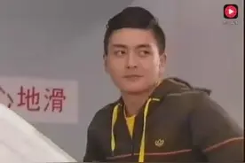 拍戏现场出了意外，女友女助手摔倒在地，男友第一时间扶了助手