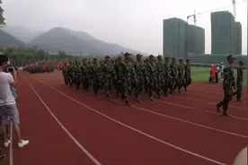 大学新生军训汇演走方阵，一方队走过主席台，怎么全是男生？视频封面