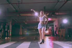 美女在地下车库跳舞，引来大家围观视频封面