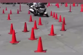 警校学员考摩托车驾照有多难？如果这是E照科目，估计没人能过