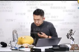 科技美学 那岩教你正确使用双屏手机YotaPhone3好搞笑啊视频封面