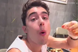 中国小伙带美国朋友吃油焖小龙虾，太好吃让外国小伙翻白眼！视频封面