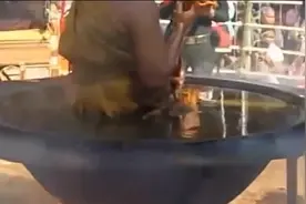 解密泰国高僧坐热油锅的奥秘，原来所谓的不怕下油锅是个骗局视频封面
