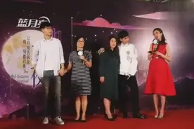 汪苏泷妈妈首次亮相，紧张的她紧紧得靠在儿子旁边视频封面