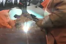 新来的管道焊工，老板说这水平一天最少五百，电焊工真赚钱呀视频封面