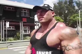 当爆炸肌肉男出现在街头，路人的那个眼神啊简直了视频封面