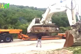 师傅运送挖掘机到山顶，这就是挖机和钩机的区别