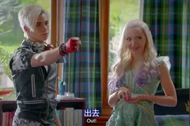 神奇的软糖被狗狗抢着吃了，瞬间狗狗居然会说人话了