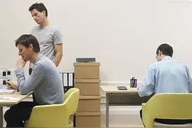 一早上班，听不见男同事说话声音，怪了！图片
