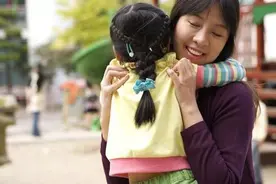 再艰难，也要把孩子留在身边！看哭了！图片