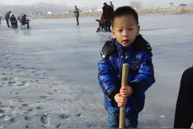 打出溜滑，打皮牛，这些冰上的娱乐项目你还记得吗 | 豫记图片