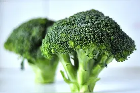 西蓝花炒得泛黄，营养就没了？图片