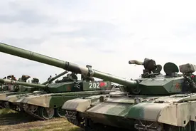 我军99式坦克图片