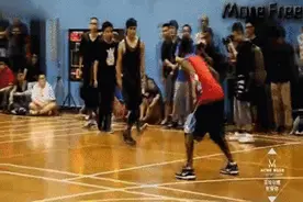 很多球迷问我背后运球如何过人？我就会把这篇文章给他看图片