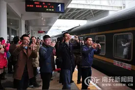 南充铁道迷 全国各地“追”火车图片