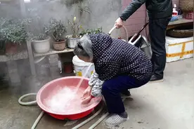 咸宁一居民家中冒出“温泉井” 专家：或为温泉，已抽样送检图片