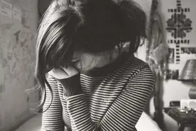 当年前女友嫌弃我穷，现在我发达了且双方都已婚，该不该挽回她？图片