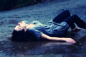 恋上老师她写日记表明心迹，一片痴心却成了他逼迫她的武器图片