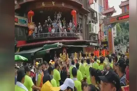莆田湄洲妈祖巡游台湾，街道上人山人海迎接妈祖金身盛况