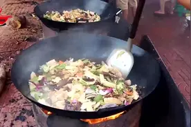 国庆全村人一起聚餐，大厨们挥舞着大铁铲，为我们献上“全家福”视频封面