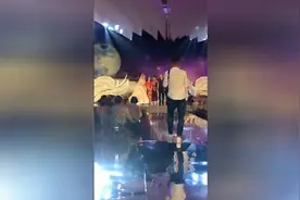 抓拍！魏秋月，袁灵犀和双方爸爸妈妈，在现场合影，祝福一对新人