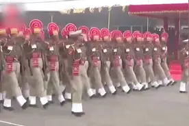 印度阅兵，首创脚跟正步走，头顶鸡冠帽太抢镜了视频封面