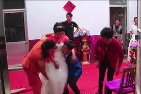 新娘这是怎么了 难道不会走路吗