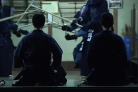 日本银行客户经理是如何说服审查人？又是如何发泄职场压力的？视频封面