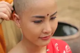 美女剃光头发为尼姑，没想到颜值没降，反而更美了视频封面