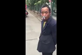 街头老汉烟瘾太大！一天五包烟！路人都看懵了！视频封面