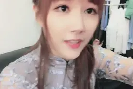 小苍直播，介绍FB战队，夸赞小虎贼强，长毛与“缺氧型解说”也在视频封面