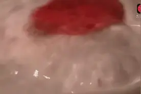 双氧水的腐蚀性有多强，滴一滴血液看看，差点被吓到视频封面