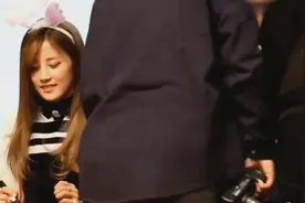 美女打喷嚏也是萌萌的，你知道打喷嚏为什么会闭眼睛吗