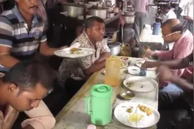 中国老板去印度考察筷子生意 当他看到印度人的用餐方式 当晚回国视频封面