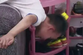 6岁顽皮小男孩，在沙发上翻跟头，差点摔倒在地！吓坏育儿师