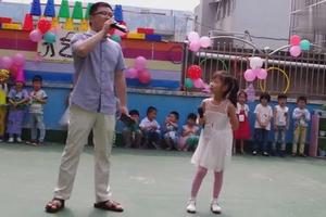 五岁小女孩与老师同台演唱戏曲《说唱脸谱》一点儿都不紧张图