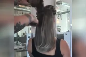 头发有两种颜色，吹完真漂亮