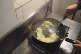 原来蛋炒饭里的鸡蛋花是这样炒的？视频封面